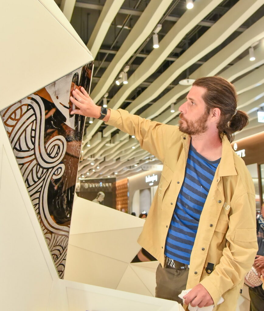 開幕活動當日，東道主忠泰集團特別邀請巴黎知名當代藝術家Jordane Saget蒞臨JOY COLORi新店櫃，即興揮灑。（JOY COLORi未來鑽石提供）