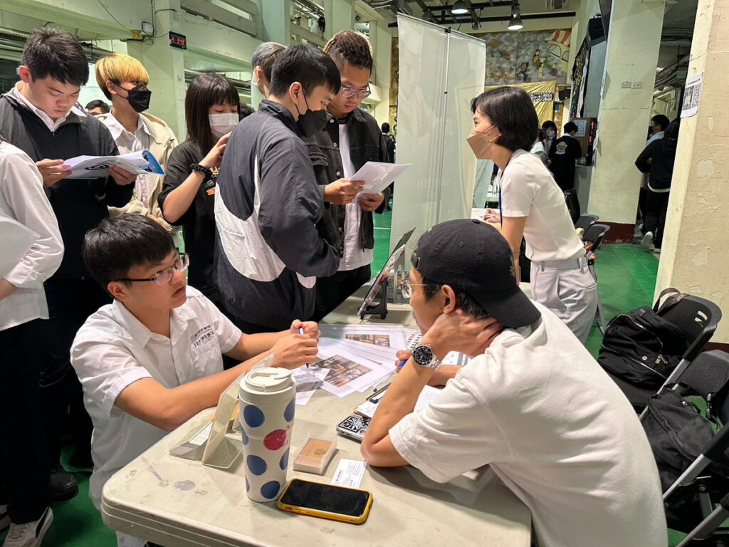 開平餐飲學校學生於「生涯規劃博覽會就業場」積極與參展廠商互動，進而了解現代餐飲業態，並開拓未來就業機會。開平餐飲學校/提供