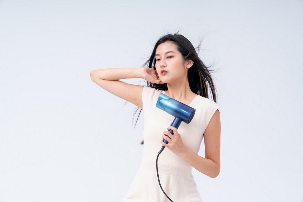 飛利浦吹風機貼心以柔風低溫45度C模式溫柔呵護秀髮，能幫助消費者染色後髮色更持久，維持秀髮閃耀水潤光澤。（飛利浦提供）