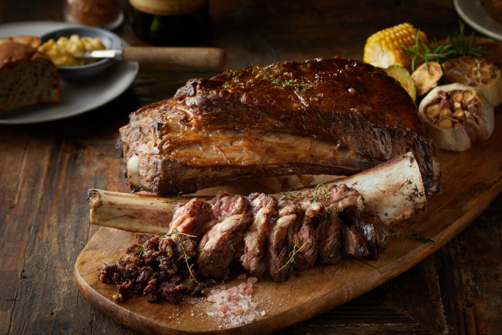 結實有彈性且邊緣帶有經典微脆口感與迷人的焦香味的RÒU BY T-HAM爐烤美國Brandt Beef自然牛帶骨牛小排。