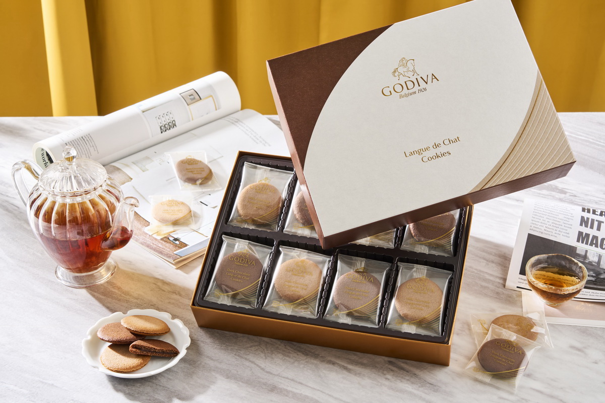 比利時皇室御用巧克力品牌GODIVA推出法式巧克力餅乾系列禮盒，以經典法式甜品「Langues de Chat (貓舌頭)」為靈感，結合輕盈酥脆的薄餅乾與頂級巧克力製成的濃郁夾心，帶來口感豐富而細膩的法式巧克力餅乾！