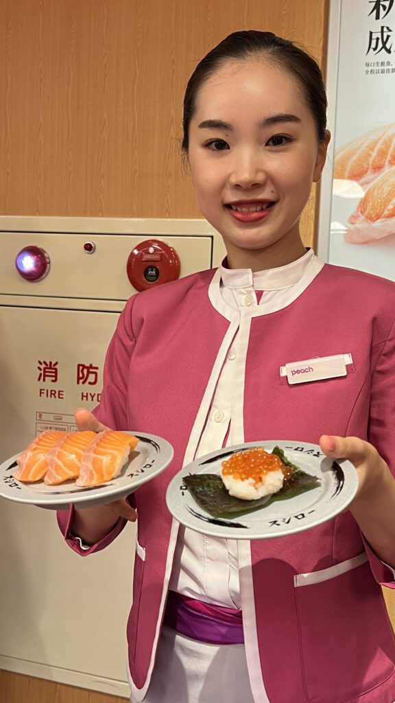 樂桃航空派出真的空姐來推廣台灣壽司郎主打餐點(圖:威傳媒記者林志毅攝)