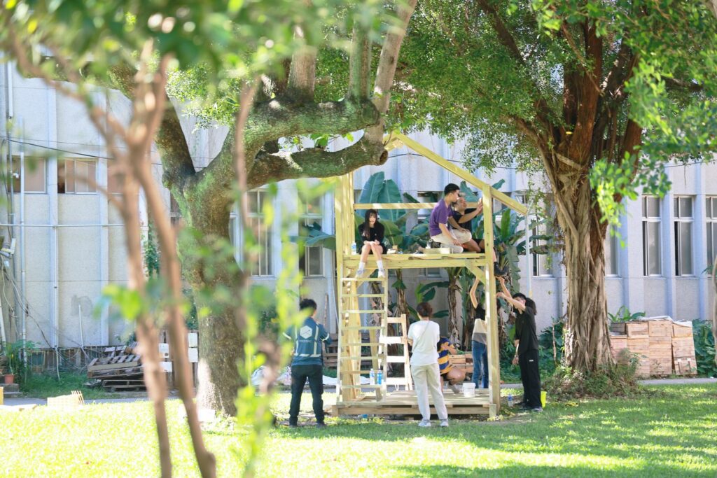 學生在永和樂活共生基地戶外草坪上搭建夢想小屋，探討居住正義議題