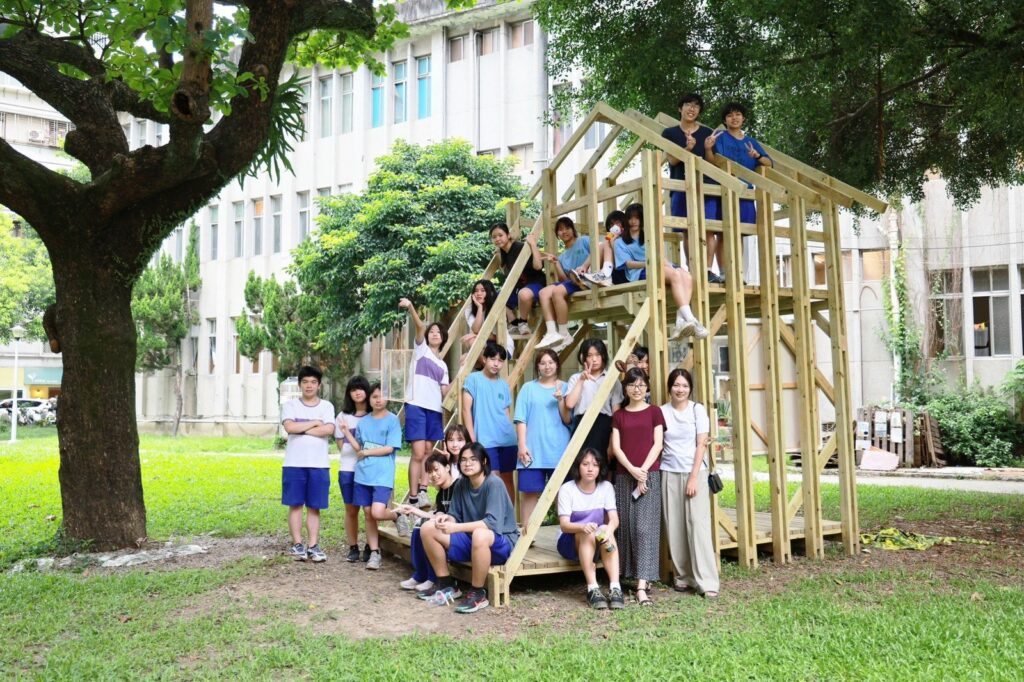 學生在永和樂活共生基地戶外草坪上搭建夢想小屋，探討居住正義議題2