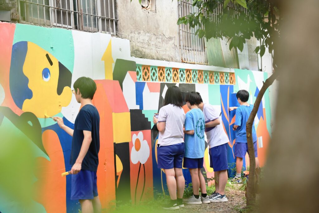 學生選用輕鬆活潑的牆繪與里民生活場域結合，討論眷村文化在永和的族群融和