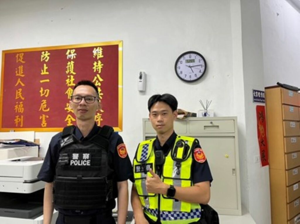 大湖派出所警員林青留(左)、陳奕安(右)。(圖/內湖分局提供)