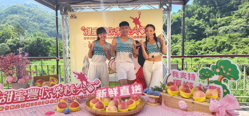 新竹縣尖石鄉公所在6月26日上午10時「嘉樂村泰雅勇士雕像前廣場」舉辦水蜜桃行銷記者會