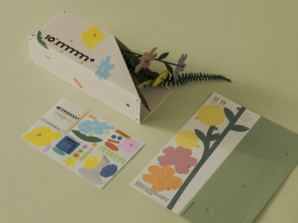 獨家設計的品牌貼紙，可DIY創作出獨一無二的花器樣貌為⽣活增添繽紛的色彩！