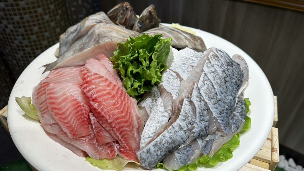 更有多種魚肉、鮮蝦、貝類、肉類新鮮海鮮食材供選擇(圖/羽葉麻辣火鍋提供)
