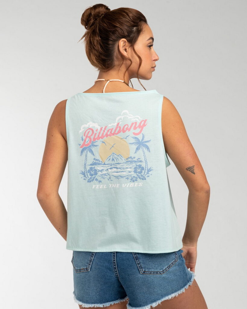 Billabong「FEEL VIBES 背心上衣」前後均印有夏威夷風格圖案印花，穿上就能感受夏日風情！