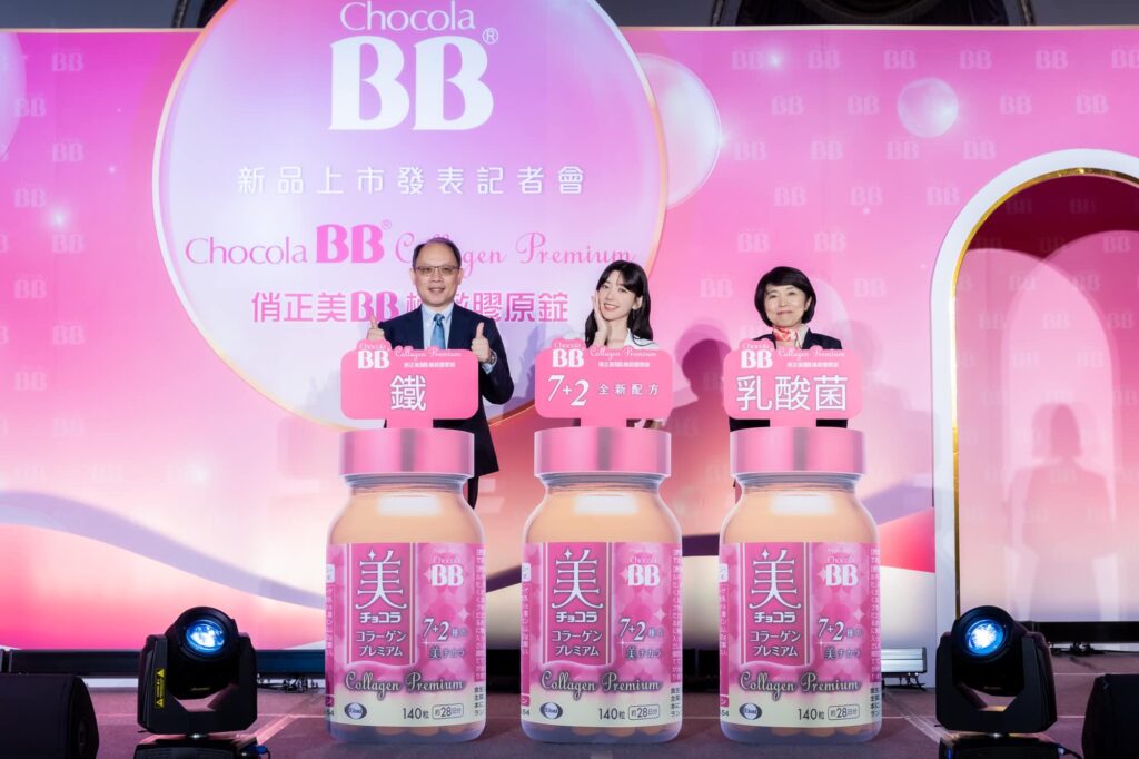 Chocola BB代言人郭雪芙（中）與衛采製藥高層共同為新品宣傳廣告進行啟動儀式。