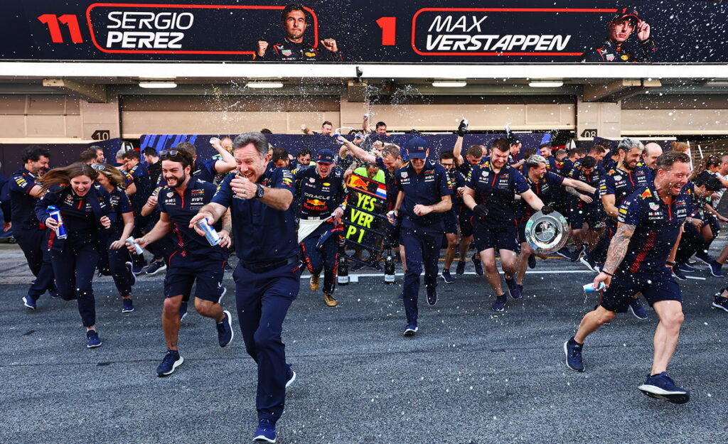 F1西班牙大獎冠軍 Max Verstappen 和 Red Bull 車隊在巴塞羅那加泰羅尼亞賽道慶祝。（Red Bull提供）