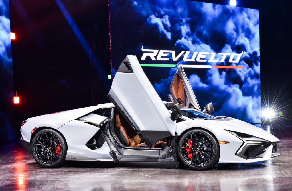 Lamborghini發表極具代表性的新世代油電超跑Revuelto之際，同樣再次攜手日本普利司通成為合作夥伴，以客製化Potenza Sport徹底釋放其超強性能_日本普利司通提供(1)
