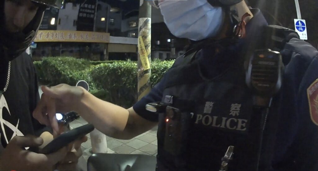 警員李俞賢、警員林威宏一面控管車流，一面沿路細心尋找，並結合手機追蹤功能，順利在茫茫車陣中幫助陳男找回手機