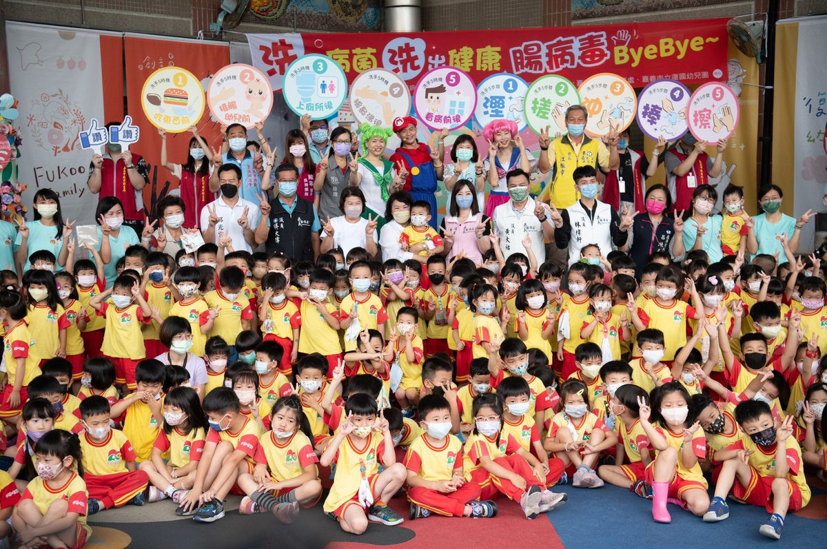 黃敏惠市長入園示範正確洗手 與學童一起向腸病毒說掰掰