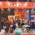「2023台北國際連鎖加盟創業展-夏季展」TEA TOP推出無人點餐系統包括電子支付結合快速點餐系統機，可有效解決點餐缺工問題
