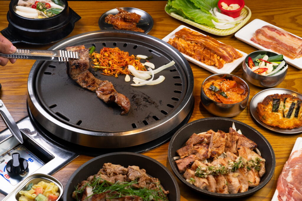 「炙焰迷你烤」菜單有最經典的《八色烤肉套餐》，以及只要 240 元起的《韓式厚切椒鹽豬五花套餐》