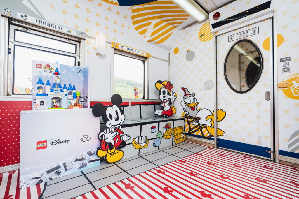「環島之星夢想號-迪士尼主題列車」即日起至8月31日，於活動車廂展示LEGORDisney 100週年系列商品。