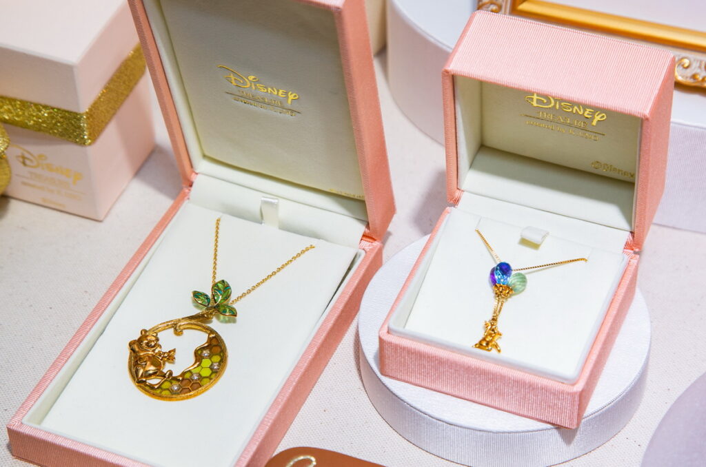 【圖說】迪士尼首推「百年好合」婚禮企劃，日本珠寶品牌K.UNO卓越職人珠寶工藝，打造D100 Premium Jewelry系列超夢幻！(圖由台灣華特迪士尼提供)