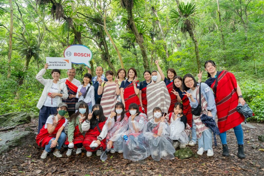 企業志工深入走訪山蘇原始林，在Yawi總幹事的導覽下了解部落文化，藉此跟部落建立深厚的連結，未來對社會與環境創造更多美好。圖／博西家電集團提供