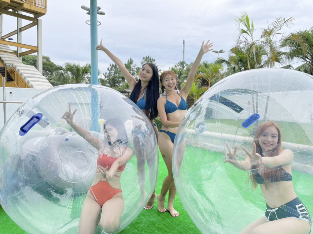 六福水樂園首度引進水中泡泡球 讓遊客體驗水中爬行翻滾的快感