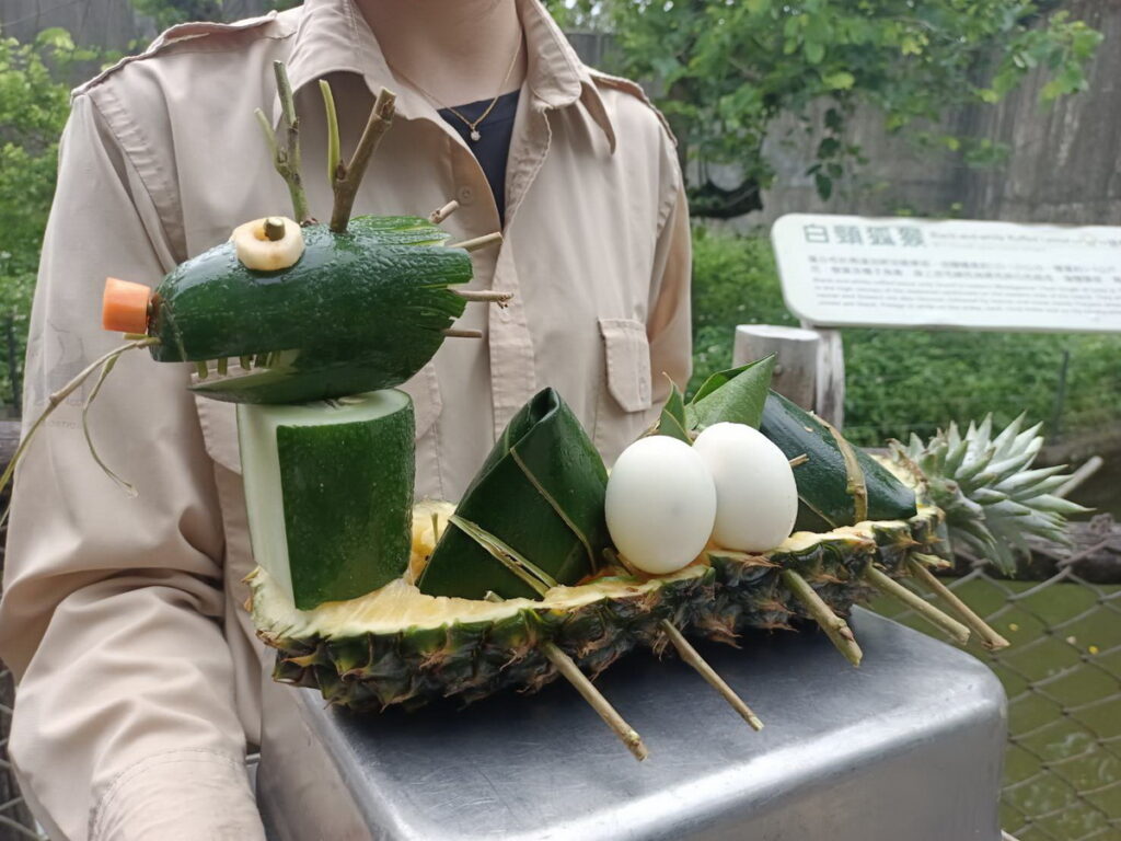 動物管理團隊利用大黃瓜和鳳梨果皮等剩料特製出龍舟，擺上特製的粽子儀式感滿分!