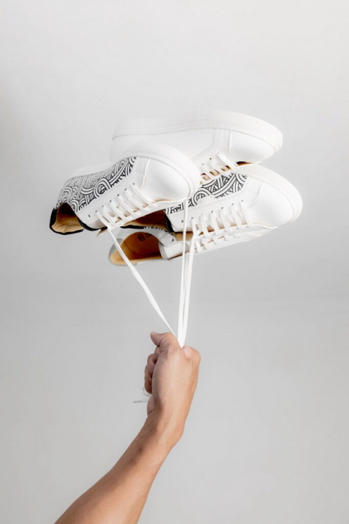 藝術家 Jordane Saget 將特色三條線圖騰，融入林果良品XV1經典皮革小白鞋，完成一雙宛如藝術品般的 ORINGO × JORDANE 聯名小白鞋。