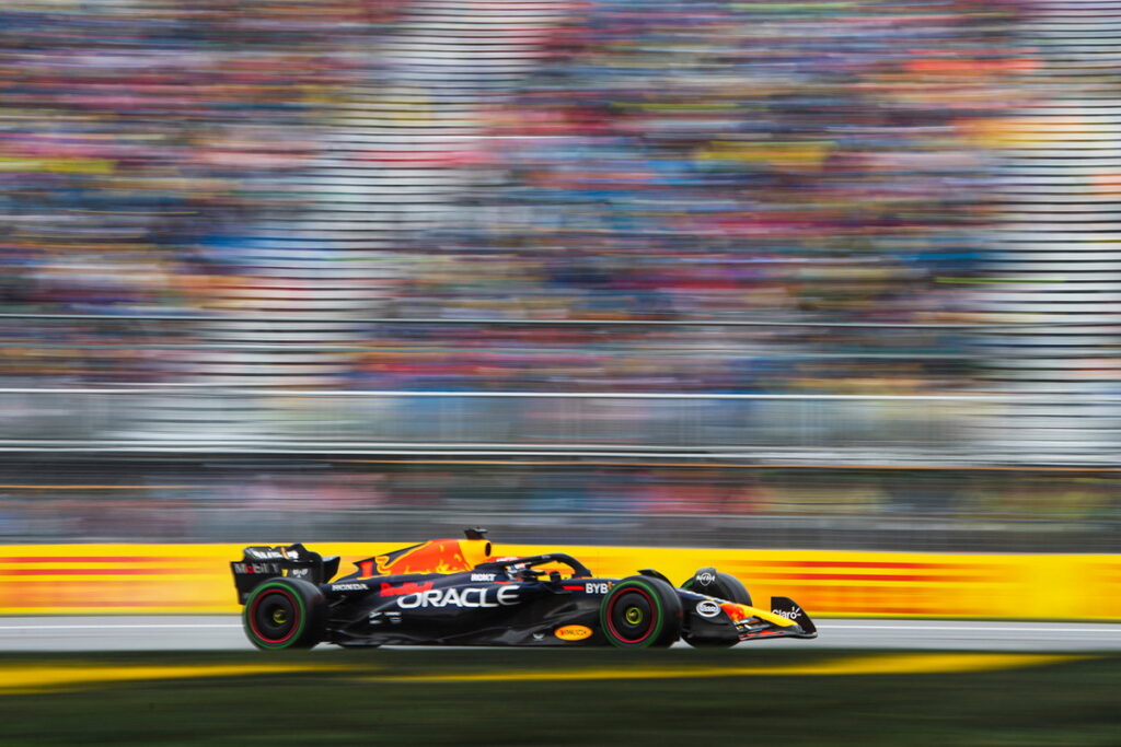 Red Bull荷蘭車手Max Verstappen駕駛著賽車RB19在賽道上參加在蒙特婁魁北克的吉爾·維倫紐夫賽道上舉行的加拿大大獎賽。（照片提供：Red Bull）
