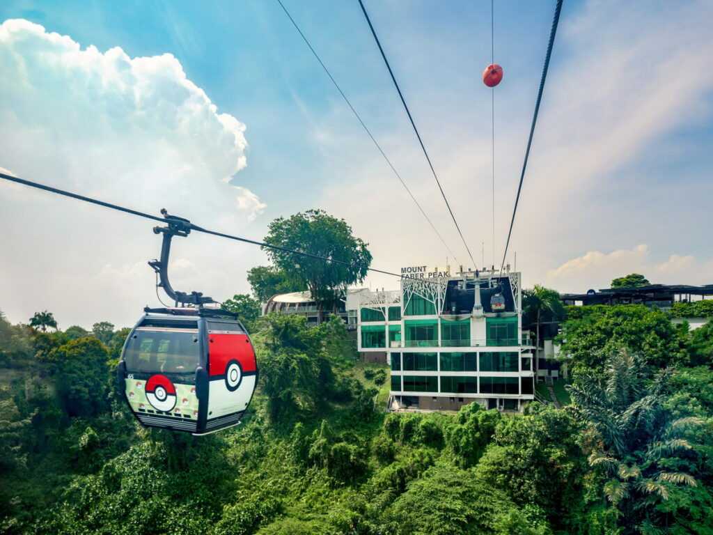 為慶祝新加坡空中纜車50周年，9月30日前搭乘空中纜車前往花柏山和聖淘沙，就可搭乘67個寶可夢精靈球限定主題車廂