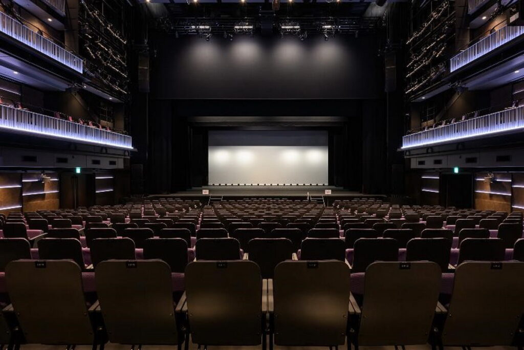 「THEATER MILANO-Za」設置特殊舞台設備、以及可調性極佳的觀眾席，可享有舞台與觀眾席融為一體的觀劇體驗。（©️TOKYU KABUKICHO TOWER）