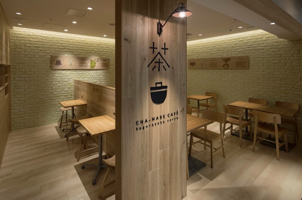 「茶鍋Cafe kagurazaka saryo」的店內空間，感受到木材所具有的溫暖和舒適，可以品嚐對身心有益的餐點和甜點。（ⒸAYA-COMPANY）