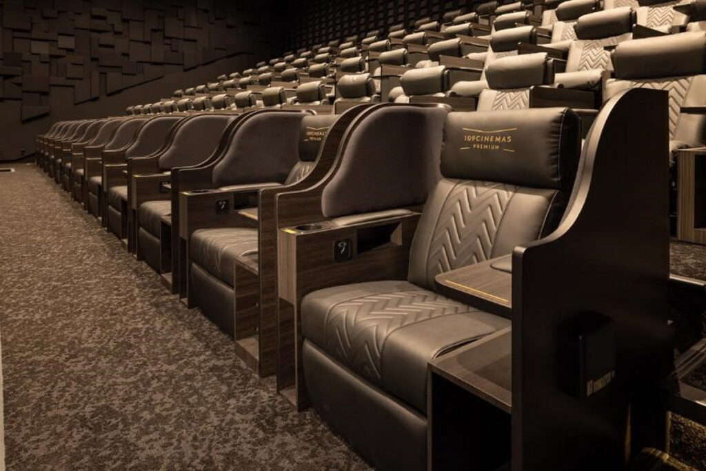 「109 CINEMAS PREMIUM新宿」，所有座席都是講究舒適度的特等座位，另外還有3面環繞的廣角劇院及充滿高級感的交誼廳，提供唯有這裡才有的奢華觀影體驗。（©️TOKYU KABUKICHO TOWER）