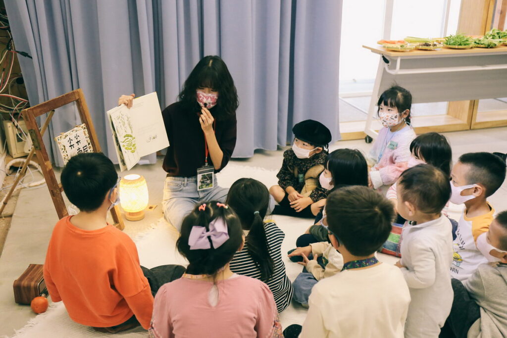  誠品生活時光林口文化店6月17日(六)將舉辦「童書繪本讀書會」，邀請尖尖故事屋與小朋友們共讀《貝貝好夢魔法書》。