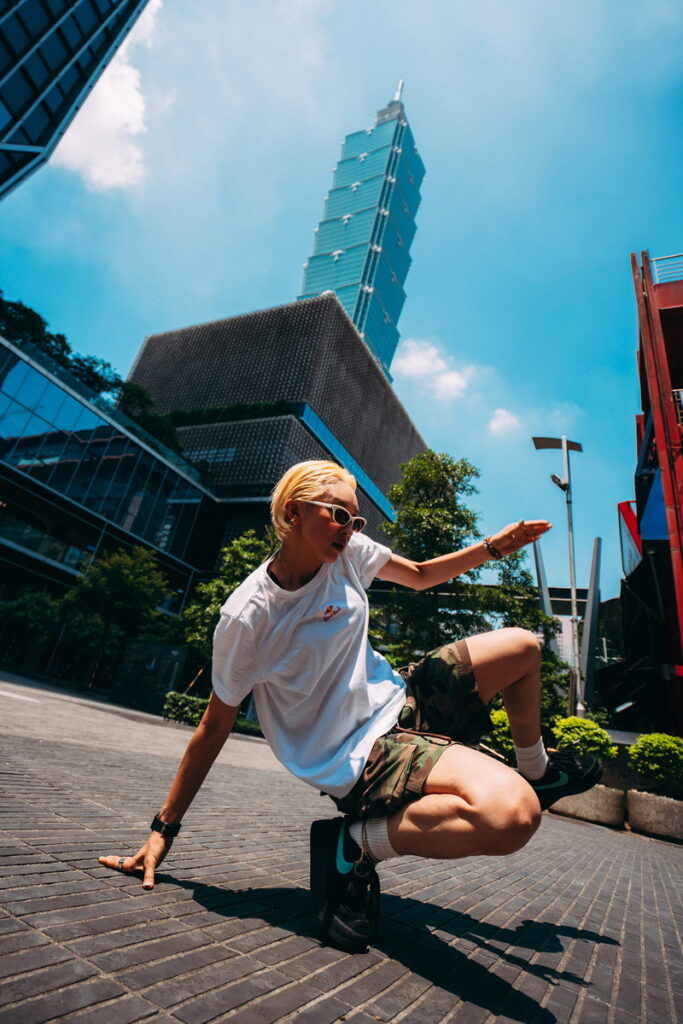 Red Bull Dancer Kyoka日前在疫情後首度訪台，並現身信義區街頭獨舞拍攝，展現她獨有的日式潮流風格。