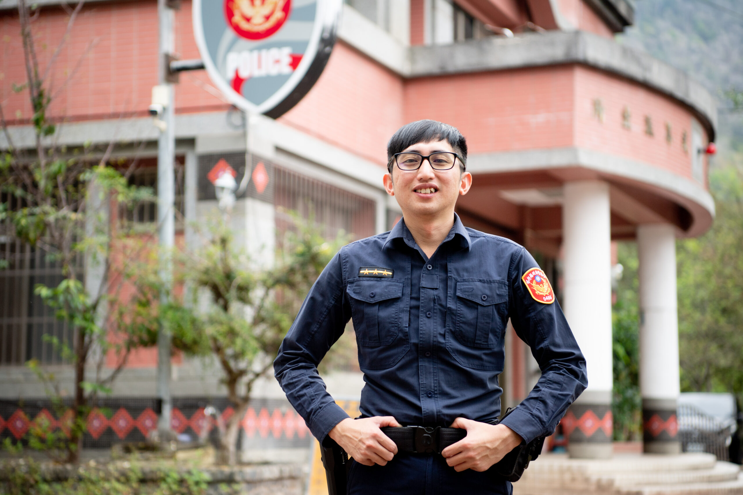 大阿奈董千平，長大後成為部落熱心助人的警察，常提醒自己要成為「有能力幫助他人的人」。台灣世界展望會提供