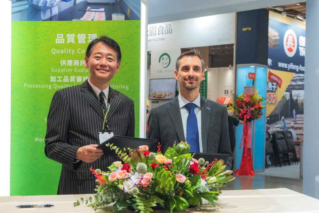 安永生技郭威伯董事長(左)與Marel亞太區銷售總監Mr.Julien Vidus參加MOU簽約儀式。