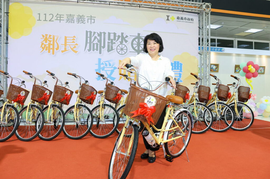 市長親自示範腳踏車齊全的功能
