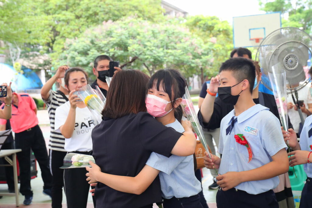 志航國小_老師與學生一一擁抱溫馨感人