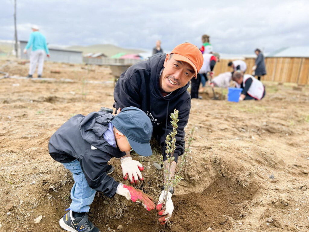 惇聚國際創辦人洪惇學親自偕同家人來到蒙古參與家扶村種樹活動