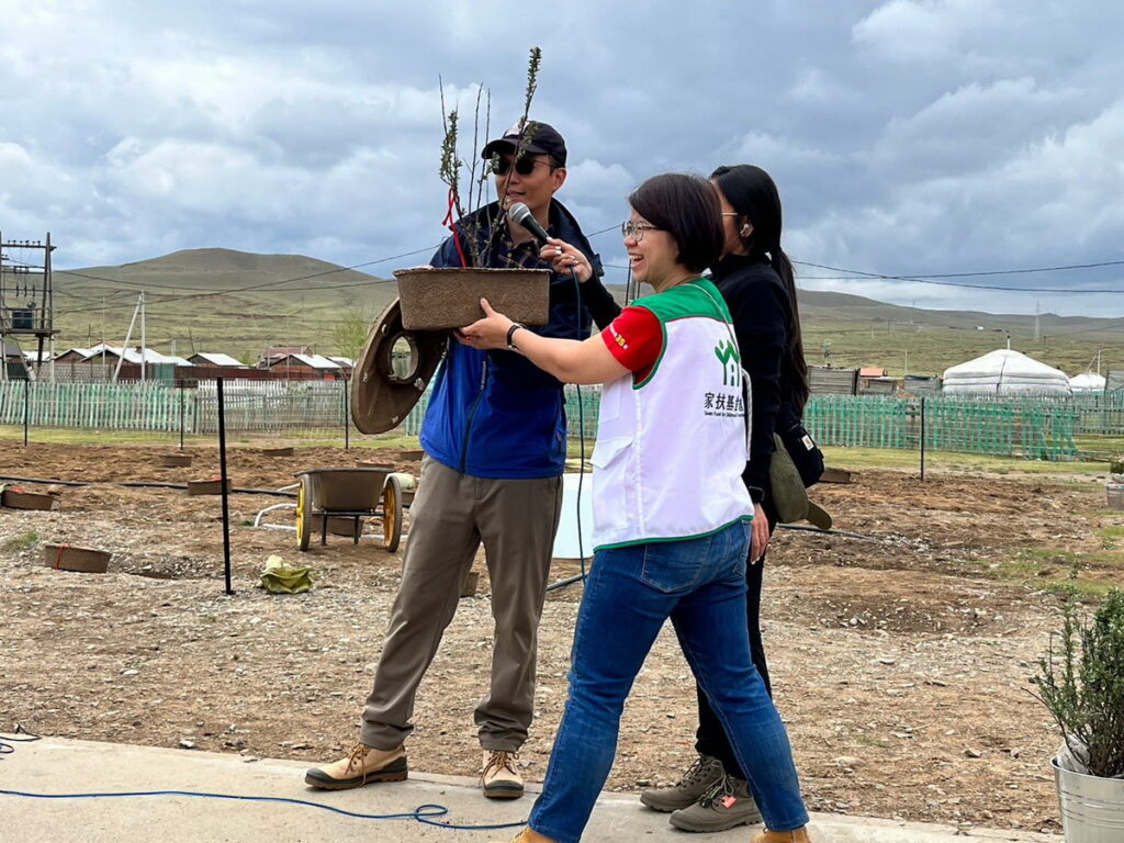 慈心基金會協助參加過工作坊的蒙古家扶中心夥伴，一起在家扶村使用水寶盆種樹