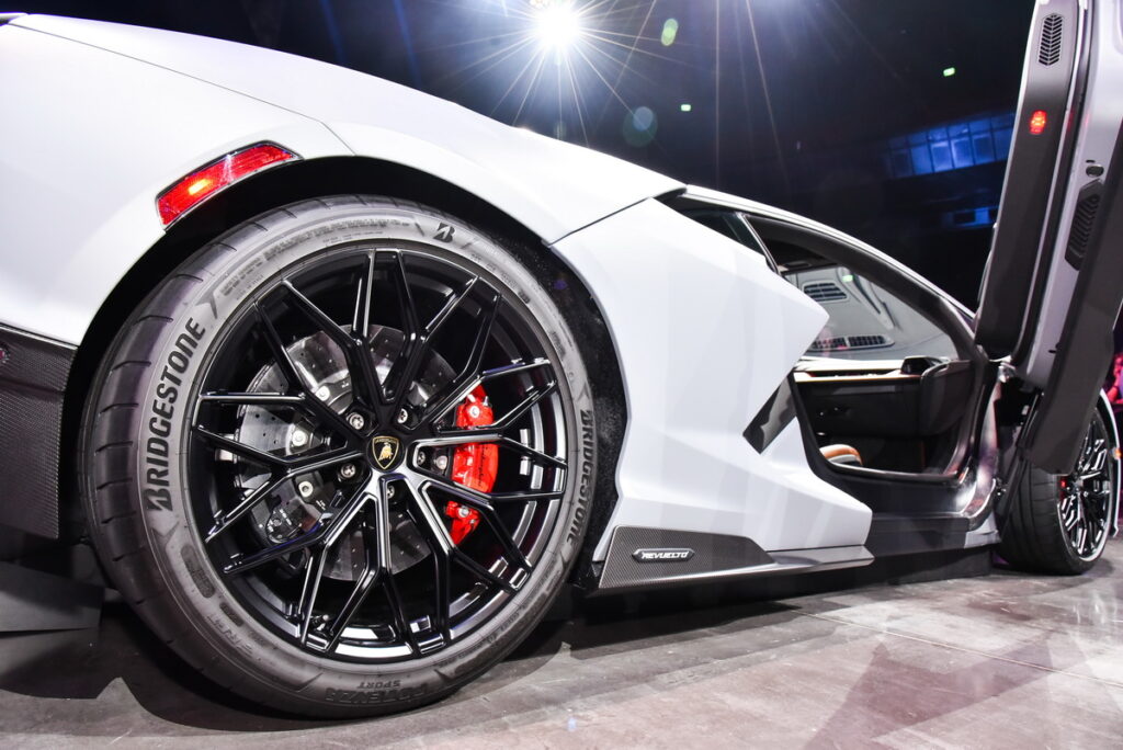 擁有眾多輪圈款式選擇的Lamborghini Revuelto，日本普利司通同步提供20吋、21 吋、22吋三種級距來對應Revuelto不同輪圈尺碼(日本普利司通提供)
