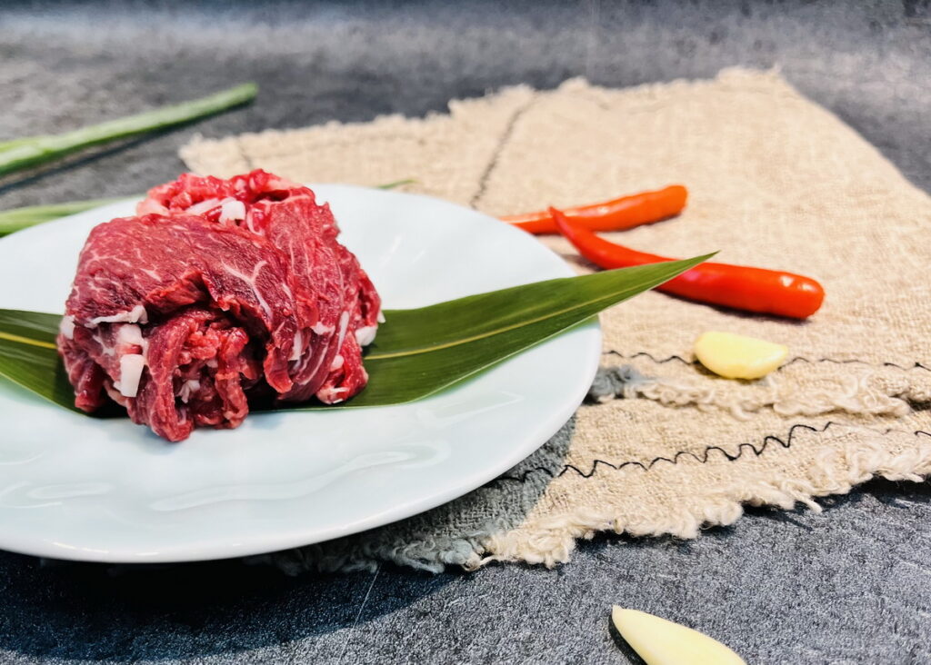 數量鮮少的「台灣牛赤身」，主廚憑經驗目測，取出脂肪較少、肉質相對緊實的部位，作為「赤身」奉上。