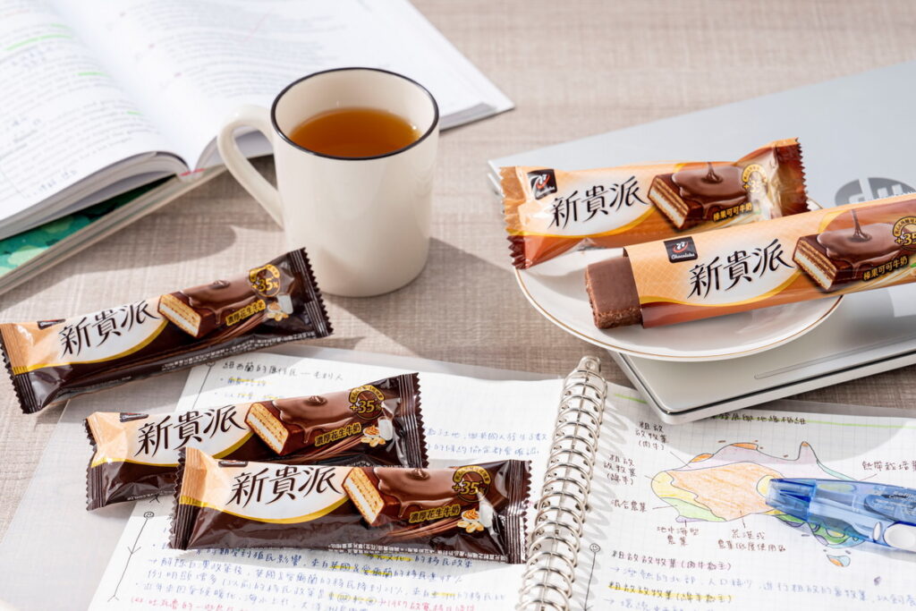 新貴派威化棒，香濃夾心與外層可可雙重增量＋35％，單入隨手包方便享用，限量販售！（宏亞食品提供）
