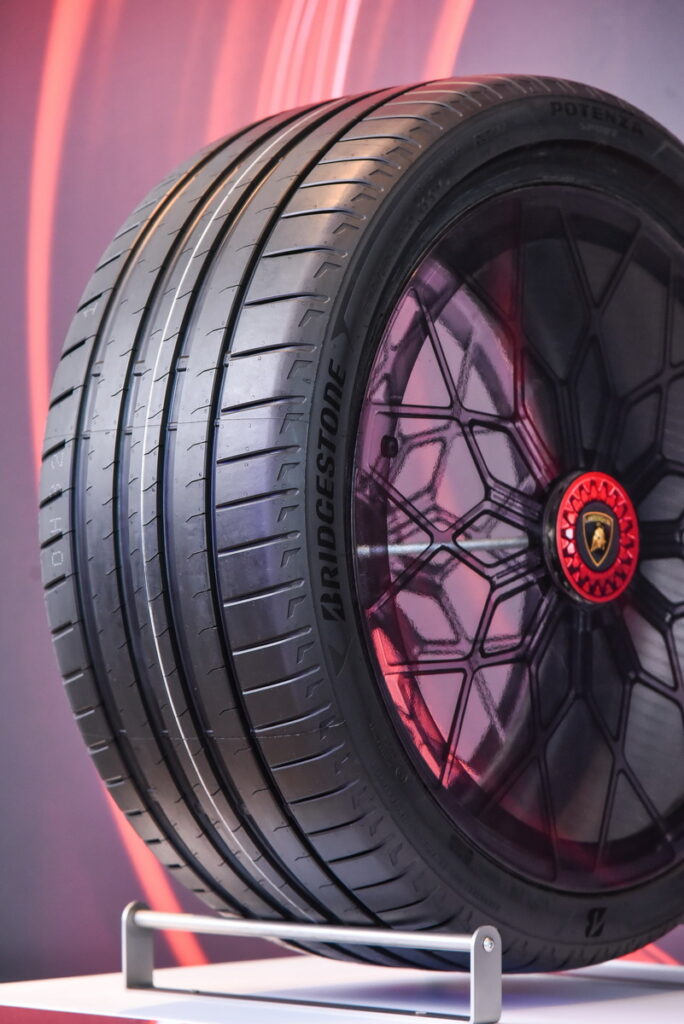 於義大利研發製造並在Lamborghini歐洲研發中心進行設計與測試的Revuelto專屬配胎Potenza Sport，研發過程均是採用虛擬輪胎開發技術(日本普利司通提供)