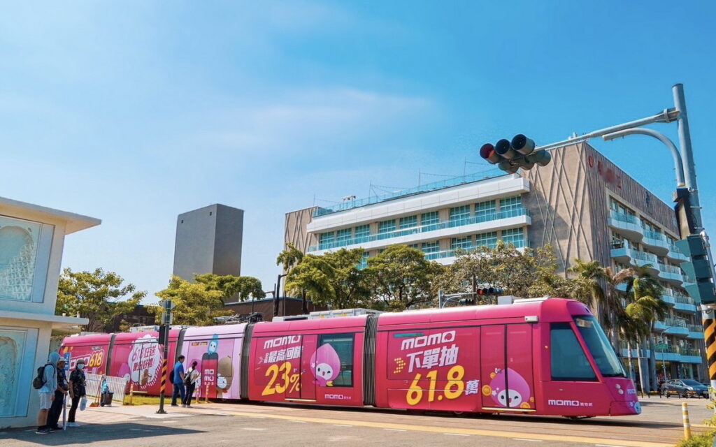 為炒熱最歡樂的618購物氛圍，momo今年特別在618期間精心打造高雄輕軌版「momo購物列車」。