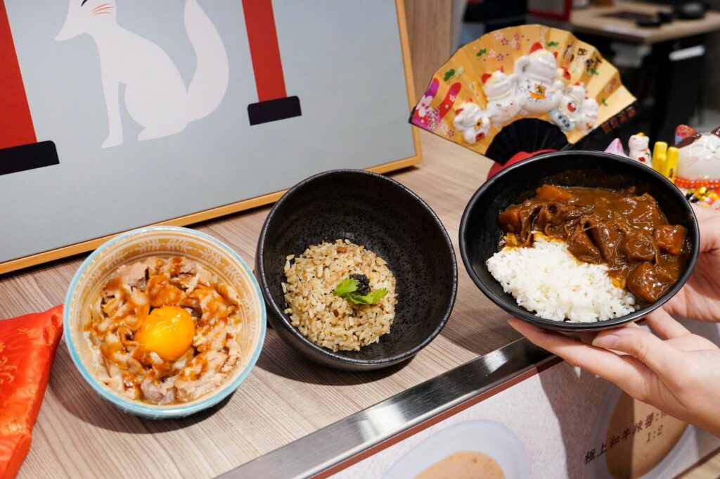 特色主食，壽喜燒豚丼、松露野菇炊飯、真實有肉的美澳和牛咖哩(左至右)
