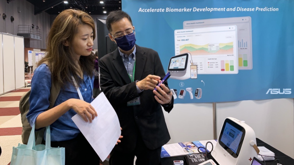 華碩電腦機器人暨智慧應用總經理王恒聰，親自前往日本向和醫護機構人員及學者交流，並展示iHARP生態圈。圖／華碩提供