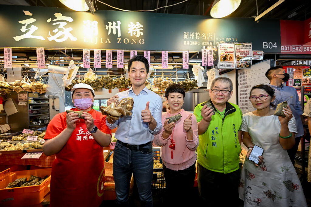 蔣萬安市長於記者會後至南門市場巡訪，與攤商互動，圖為立家湖州粽。