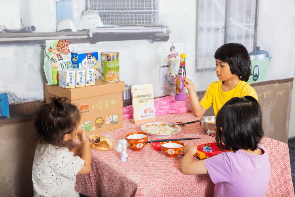 資源饋匱乏的偏鄉孩童常以泡麵、白飯醬油當成一餐正餐