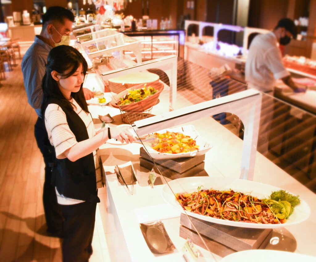 長榮文苑酒店(嘉義)主廚於暑假期間特別推出「仲夏鮮果限定料理」，自助餐檯及中式桌